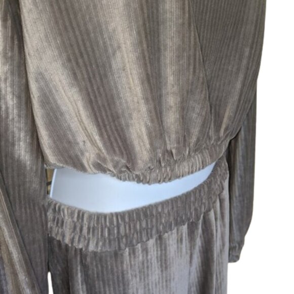 Silver Gray Velour Cropped Sweater and Pants Set Size Small - Picture 3 of 3